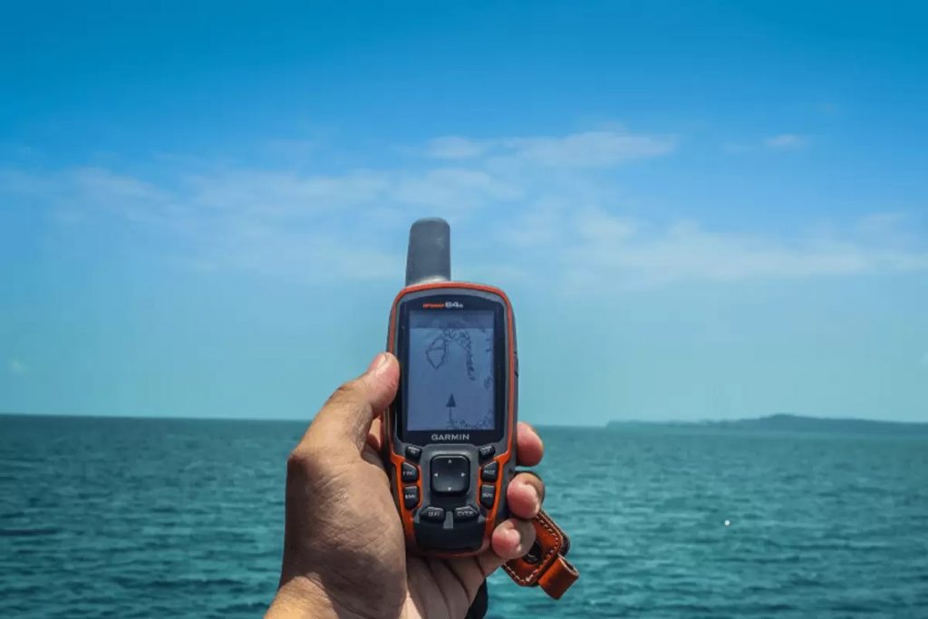 6 Best Marine GPS - Improve Your Water Navigation Accuracy! (Winter 2022)