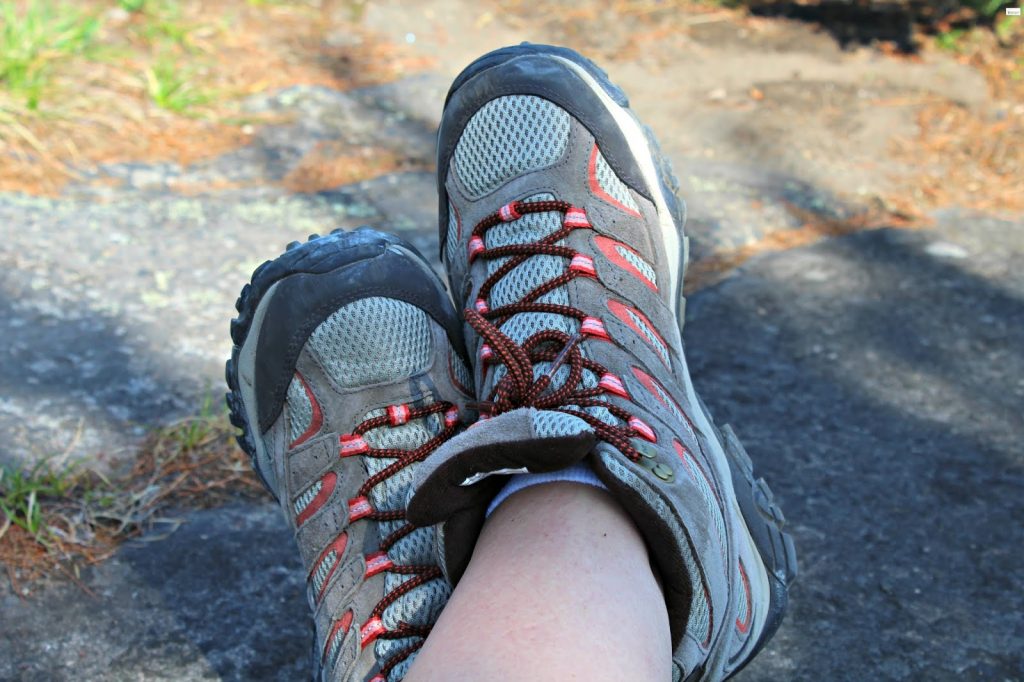 8 Best Water Shoes for Hiking - Travelling without Barriers! (Winter 2022)