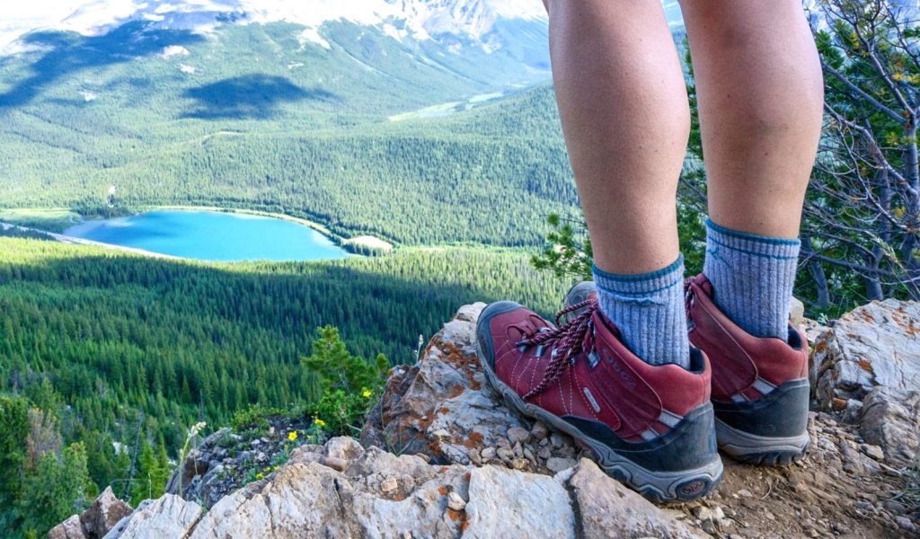 10 Best Hiking Boots for Flat Feet - No More Pain in Your Way! (Winter 2022)